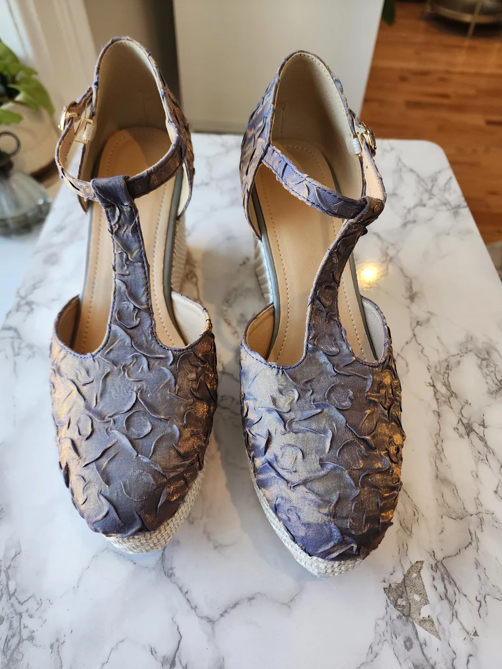 🇮🇳Metallic/Iredescent Lavender/Mauve/Gold Wedge Sandals with T-Strap SZ 41